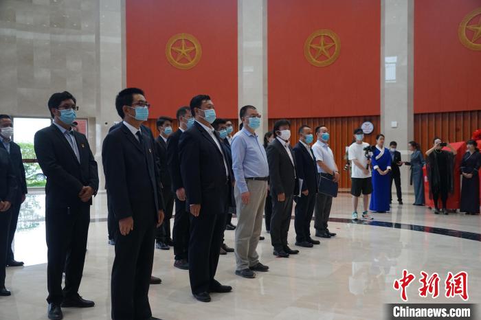 圖為掛牌儀式現(xiàn)場(chǎng)。　潘雨潔 攝