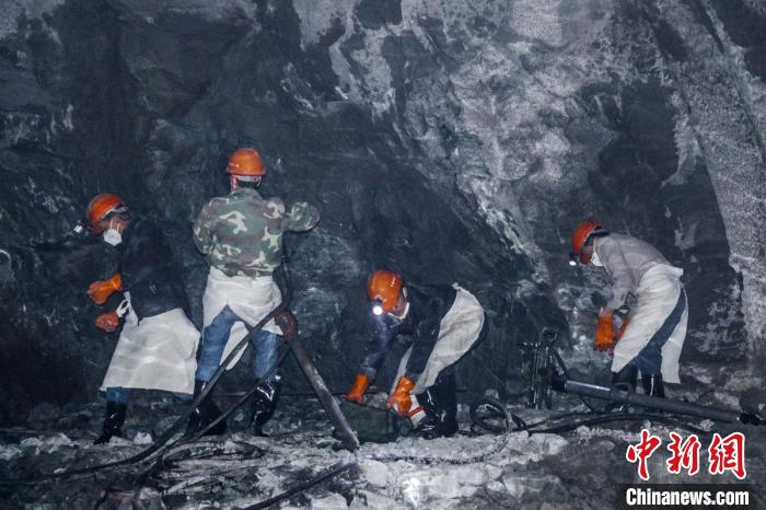 隧道開(kāi)挖作業(yè)施工現(xiàn)場(chǎng)。　康巴傳媒供圖