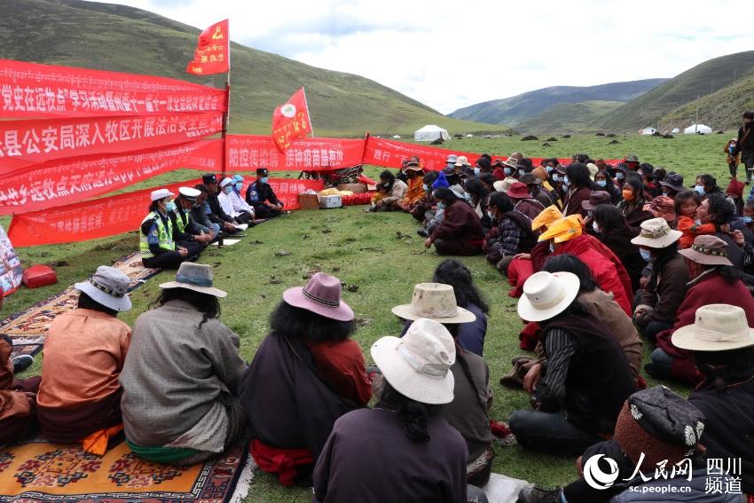 草地上宣講。巴登攝