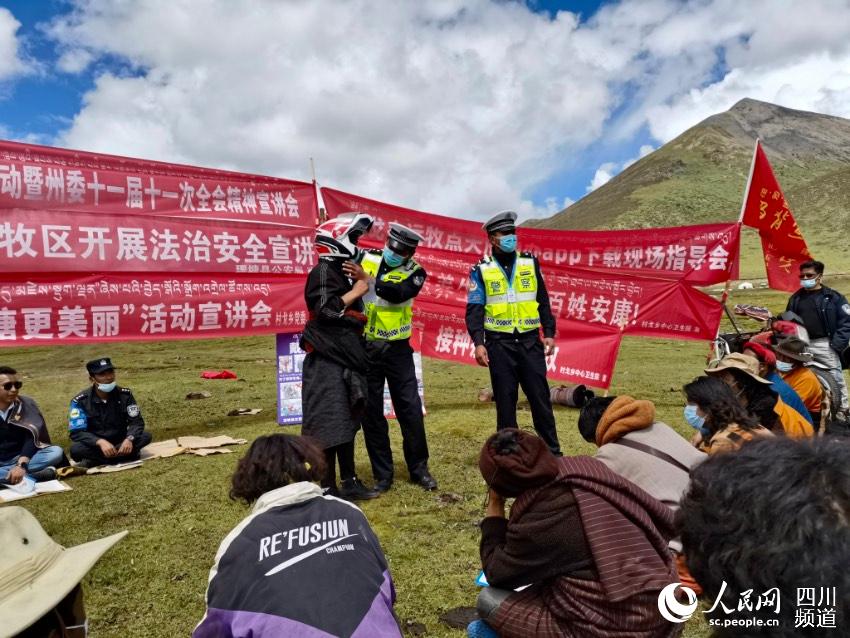 給牧民講如何佩戴安全頭盔。巴登攝