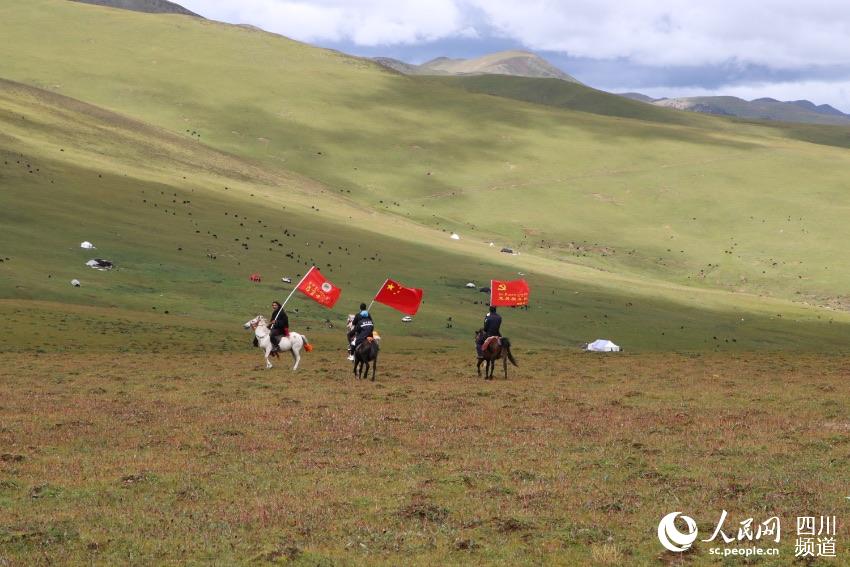 馬背宣講隊(duì)。巴登攝