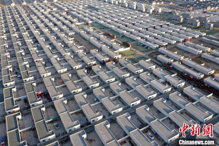 圖為蘭州新區(qū)移民安置區(qū)?！《P 攝