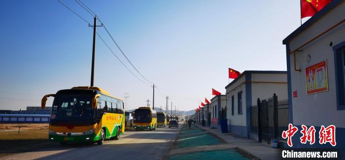 圖為搬遷民眾抵達(dá)安置區(qū)。　魏建軍 攝