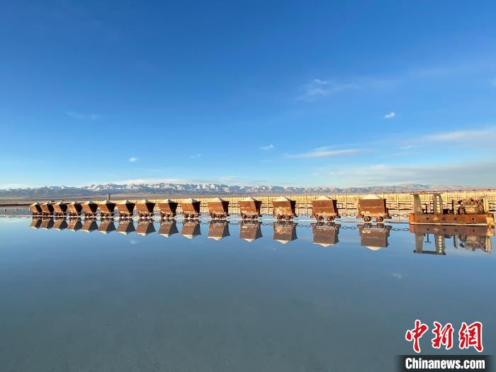 圖為小火車倒影在湖中，湖面如圖明鏡一般?！●R翔 攝