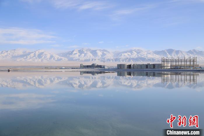 圖為鹽湖景色?！●R翔 攝