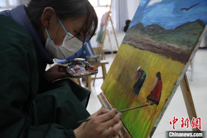 圖為學(xué)生跟著老師學(xué)習(xí)繪畫?！『F龍 攝