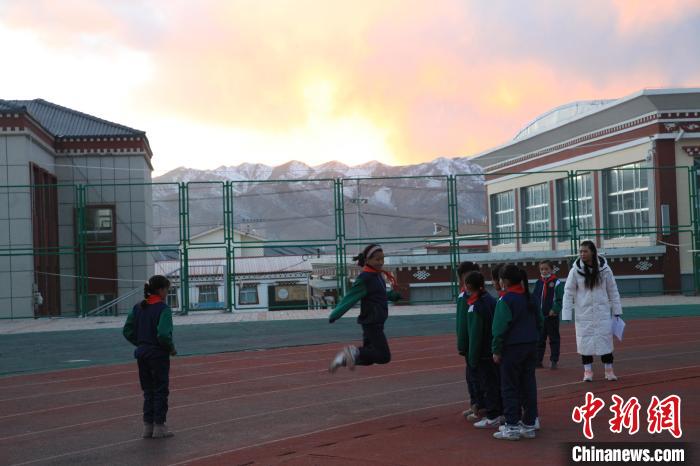 圖為學(xué)生們開展社團活動?！『F龍 攝