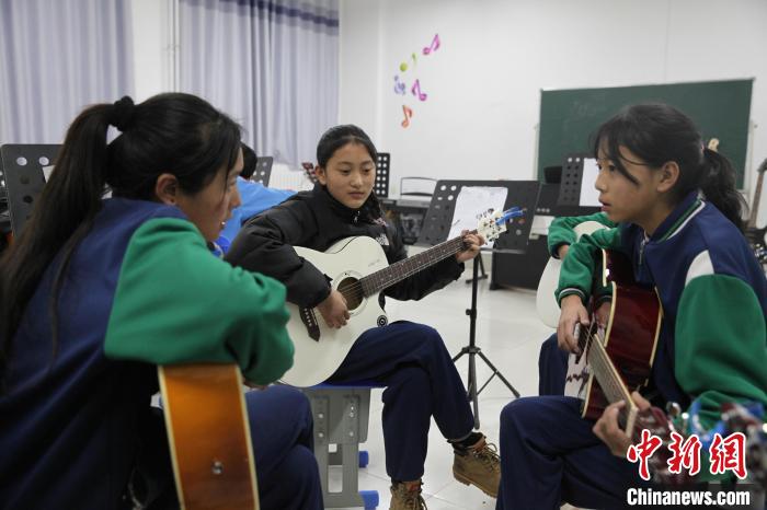 青?，斍撸簻p負不減質(zhì)“均衡發(fā)展”是教育關(guān)鍵詞