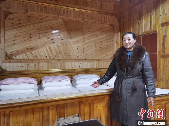 圖為德吉村村民鬧尖措介紹自家農(nóng)家樂(lè)。　祁增蓓 攝
