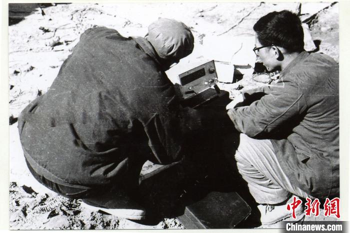 中鐵西北院科技工作者在風(fēng)火山觀測(cè)站收集儀表數(shù)據(jù)。(資料圖) 中鐵西北科學(xué)研究院供圖