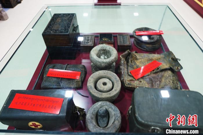 圖為藏醫(yī)傳統(tǒng)制藥石鍋石槽?！●R銘言 攝