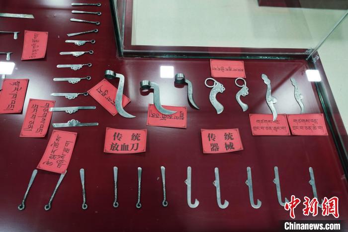 圖為藏醫(yī)古傳統(tǒng)醫(yī)療器械。　馬銘言 攝