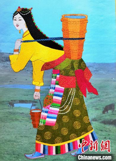 圖為藏繡作品《背水姑娘》?！∑钤鲚?攝