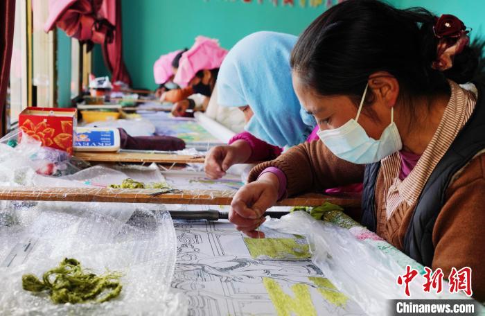 圖為繡娘正在進(jìn)行刺繡。　馬銘言 攝