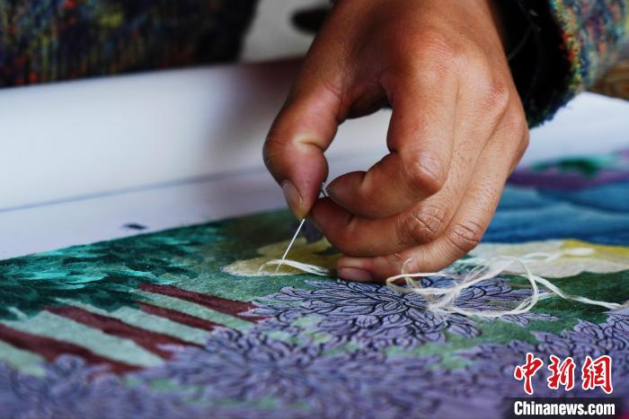 圖為“藏繡”細(xì)節(jié)圖。　馬銘言 攝