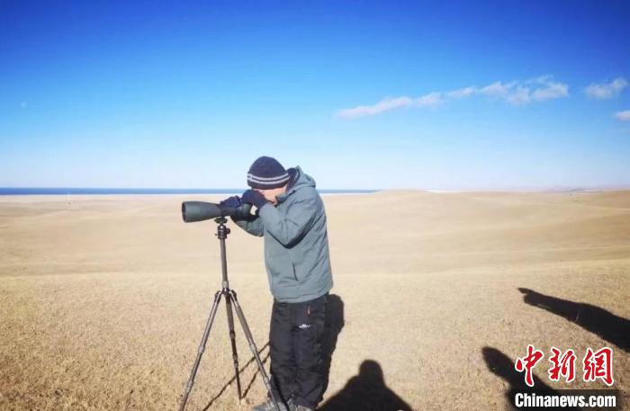 圖為工作人員正在進(jìn)行監(jiān)測(cè)。　青海湖景區(qū)保護(hù)利用管理局供圖