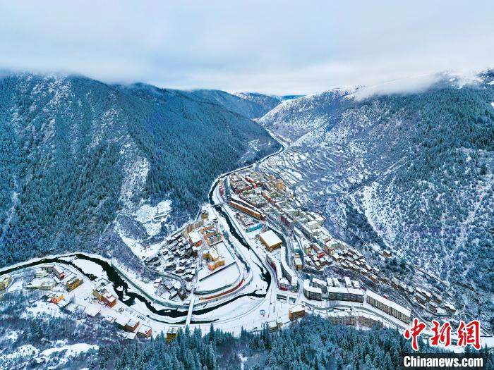 壤塘的雪后美景?！∪捞量h融媒體中心供圖