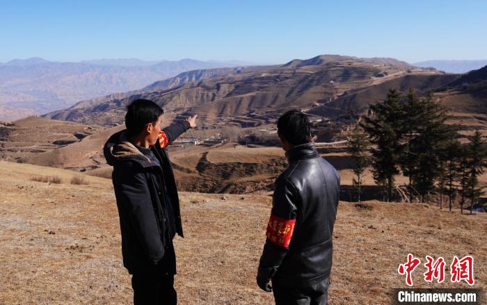 圖為桑杰加(左)和同事望向遠(yuǎn)方。　馬銘言 攝