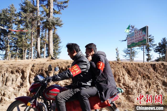 圖為同事騎摩托車載著桑杰加(后)前往林場(chǎng)?！●R銘言 攝