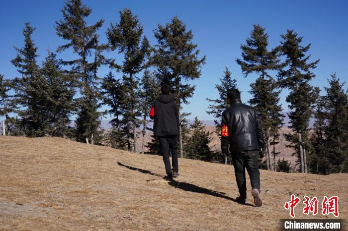 圖為桑杰加(左)和同事巡查林場(chǎng)。　馬銘言 攝