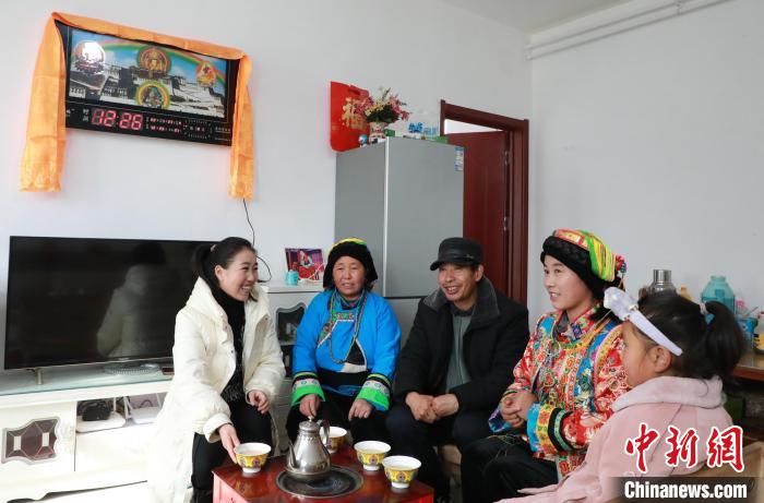 新家是兩層小樓房，一樓布置得充滿現(xiàn)代感，喝著藏式奶茶，一家人聊著今年春節(jié)怎么過?！《∷?攝