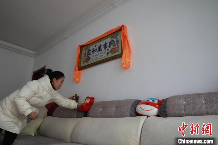 27日，春節(jié)將至，楊周馬草打掃房屋，拆洗沙發(fā)靠墊等。　丁思 攝