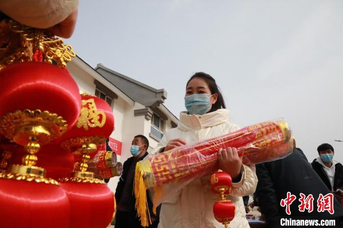 27日，蘭州新區(qū)為舟曲避險(xiǎn)搬遷移民送“春節(jié)包”，楊周馬草前往領(lǐng)取，紅色寓意來年的日子紅紅火火?！∥航ㄜ?攝