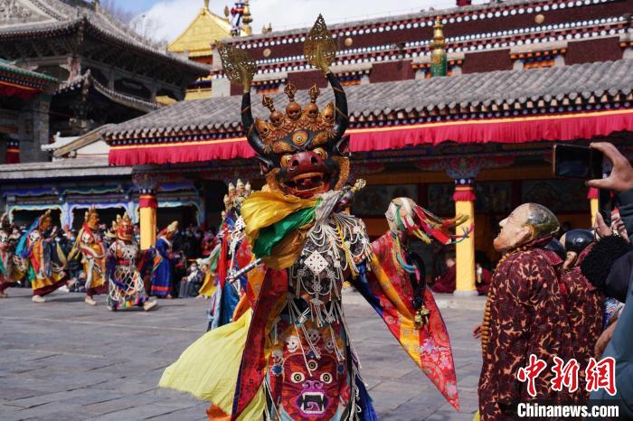 圖為塔爾寺僧侶進(jìn)行“跳欠”儀式。　馬銘言 攝