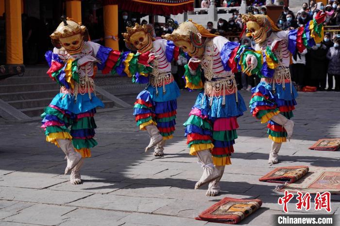 圖為塔爾寺僧侶進行“跳欠”儀式?！●R銘言 攝