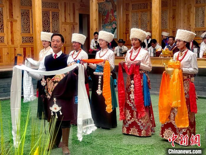 圖為“村晚”現(xiàn)場?！±钣穹?攝