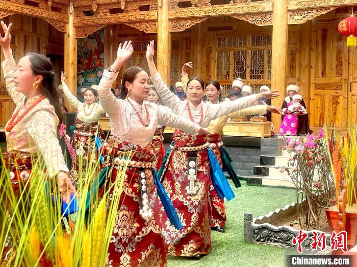 圖為藏族女性載歌載舞?！±钣穹?攝