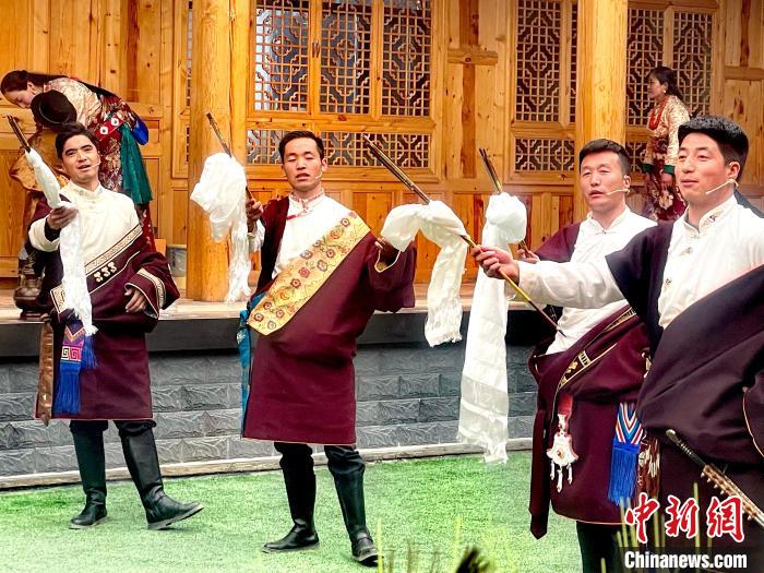圖為藏族漢子表演節(jié)目?！±钣穹?攝