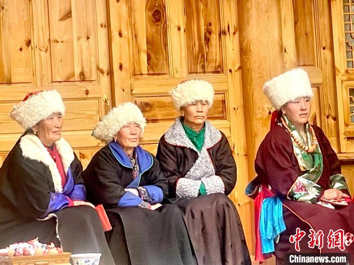 圖為藏族女性觀看“村晚”?！±钣穹?攝