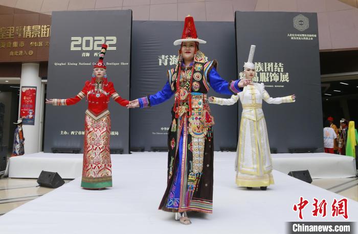 圖為模特展示蒙古族服飾?！●R銘言 攝