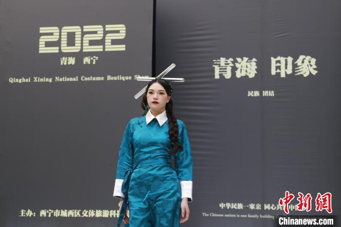 圖為模特展示少數(shù)民族服飾?！●R銘言 攝