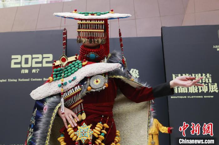 圖為模特展示藏族服飾?！●R銘言 攝