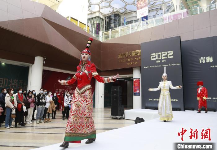 圖為模特身穿民族服飾進(jìn)行走秀?！●R銘言 攝