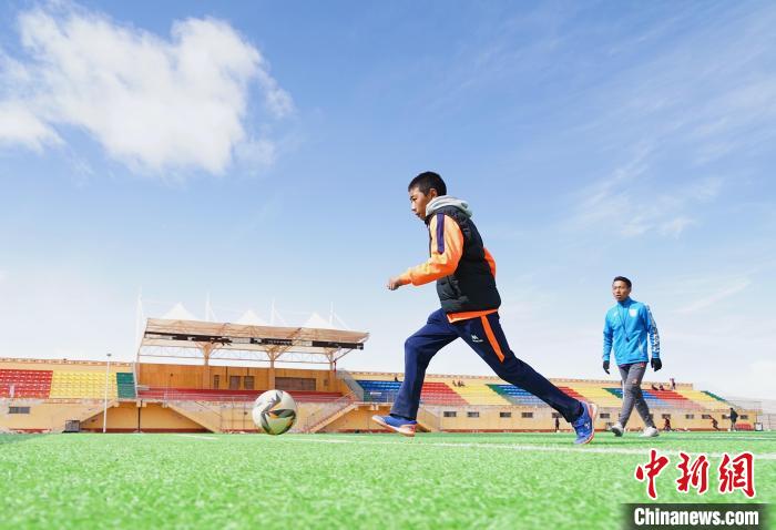 圖為一名男孩運球射門?！●R銘言 攝