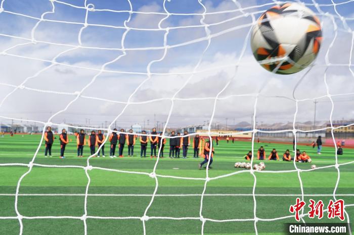 圖為孩子們進行射門訓(xùn)練。　馬銘言 攝