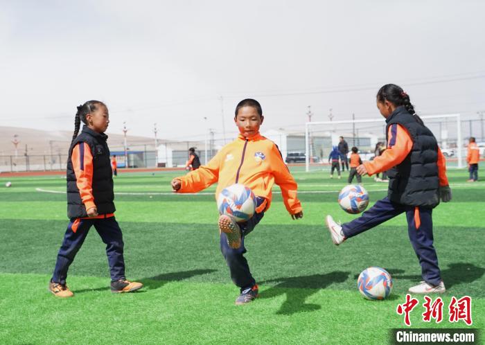 圖為孩子們進行顛球訓(xùn)練?！●R銘言 攝