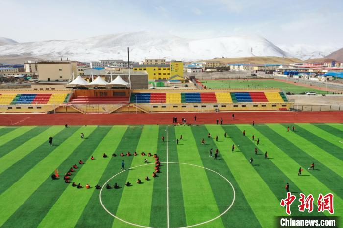 航拍曲麻萊縣足球場?！●R銘言 攝