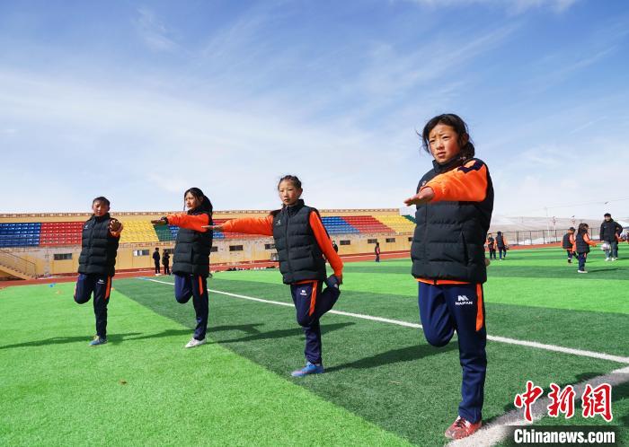 圖為孩子們正在熱身?！●R銘言 攝