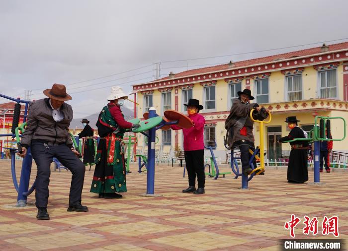 圖為老人們使用健身器材鍛煉身體?！●R銘言 攝