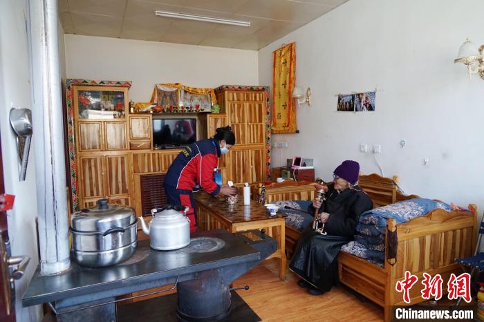 圖為敬老院護(hù)工為老人打掃屋內(nèi)衛(wèi)生?！●R銘言 攝