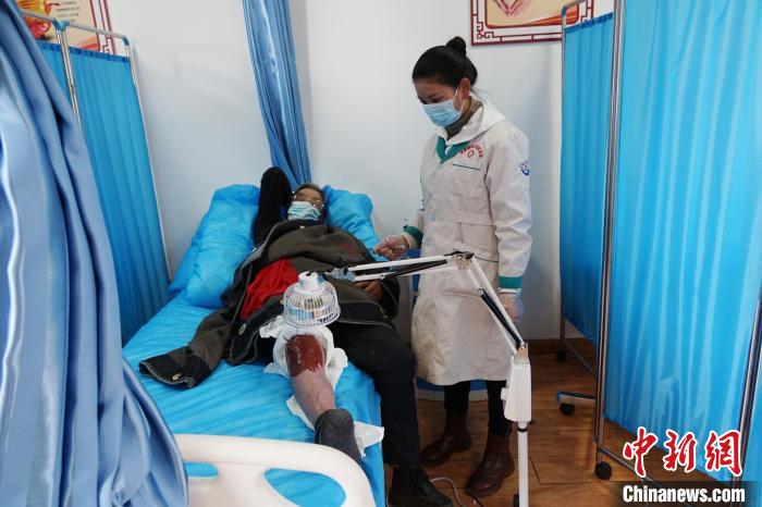 圖為敬老院醫(yī)生用藏藥為老人進(jìn)行治療?！●R銘言 攝