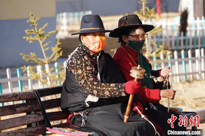 圖為敬老院老人在院內(nèi)曬太陽轉(zhuǎn)經(jīng)桶?！●R銘言 攝