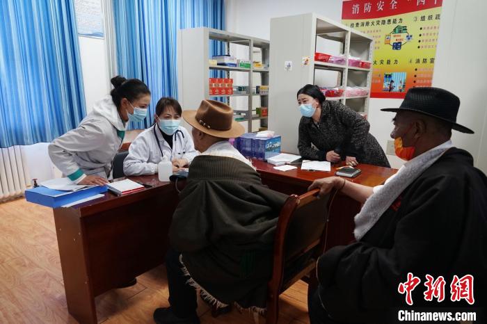 圖為骨科醫(yī)生為敬老院老人們進(jìn)行集中檢查?！●R銘言 攝