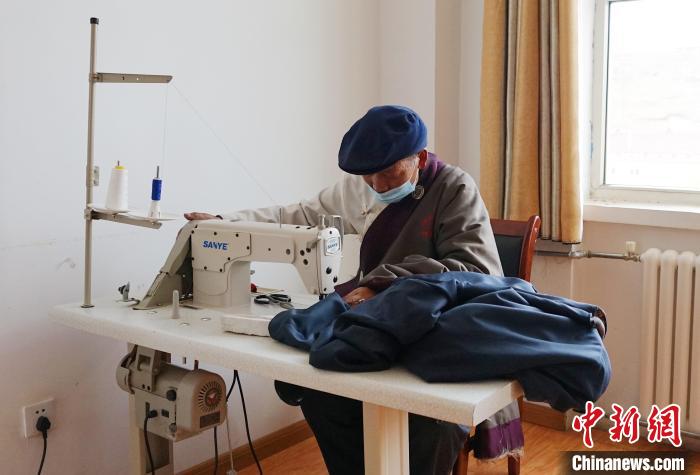 圖為敬老院老人使用縫紉機(jī)?！●R銘言 攝