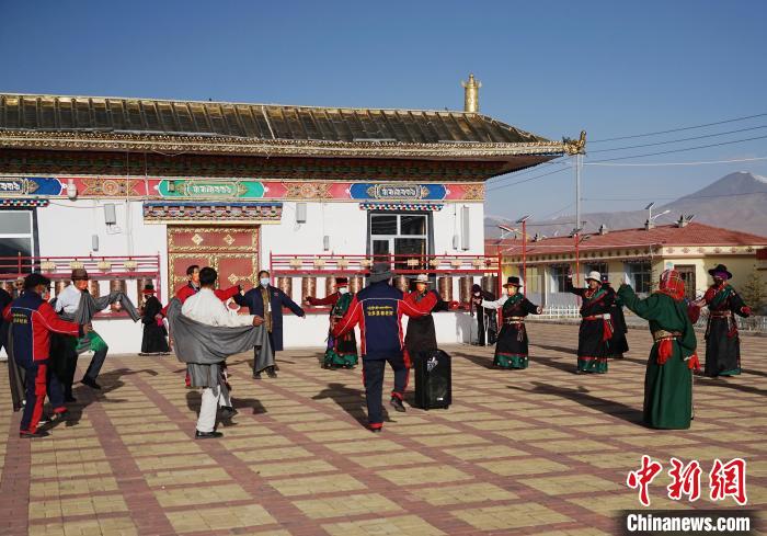 圖為老人們飯后跳起歡快的鍋莊舞蹈?！●R銘言 攝