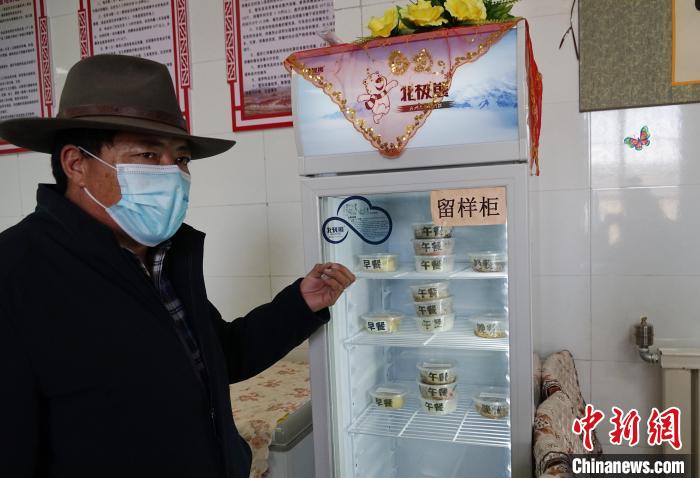 圖為敬老院院長德高介紹，老人們的三餐均有留樣記錄?！●R銘言 攝